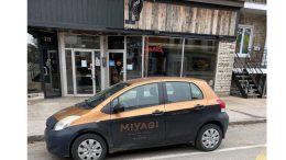 Voiture de livraison pour le restaurant Miyagi