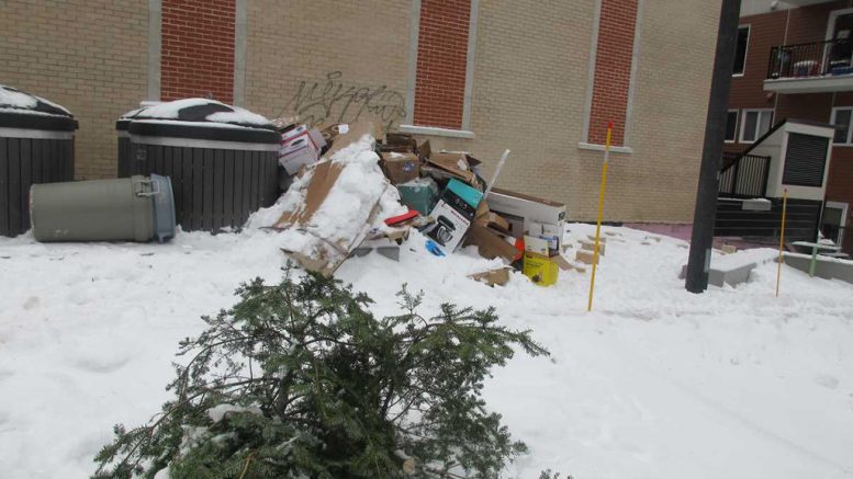 Dépotoir improvisé près des Appartements Saint-Joseph