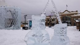 Sculpture de glace devant le Grand Marché