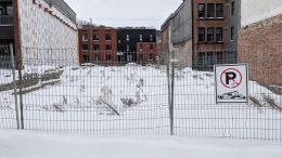 Le terrain qui est toujours vacant à la suite de la démolition de l'édifice situé au 85, rue de Saint-Vallier Est