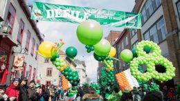 Banderole et ballons verts lors du Défilé de la Saint-Patrick en 2019