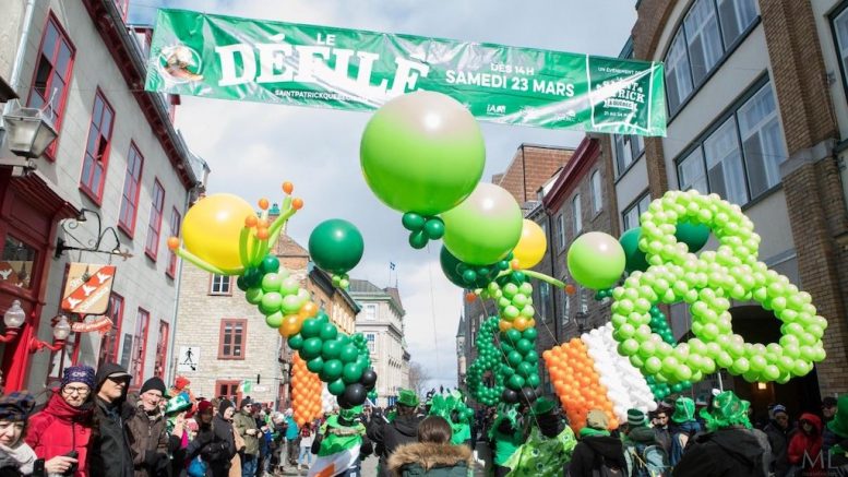 Banderole et ballons verts lors du Défilé de la Saint-Patrick en 2019