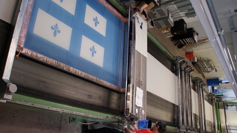 Deux hommes impriment un drapeau