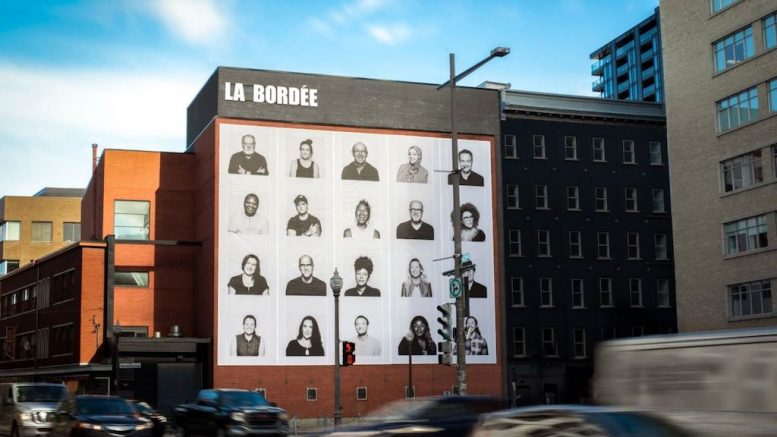 La murale Foule sur un des murs du théâtre La Bordée