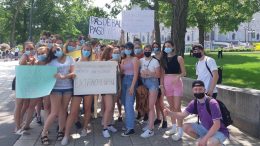 Des finissants de l'école Saint-Patrick manifestent contre l'interdiction des bals