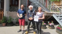 Dominic Garneau, directeur de la Maison des jeunes de Saint-Jean-Baptiste, Malcolm Reid et la responsable du projet Hélène Matte