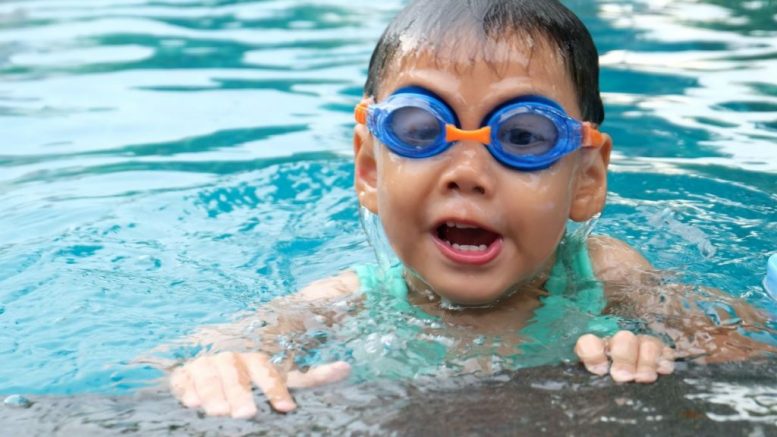 Un enfant qui nage dans une piscine