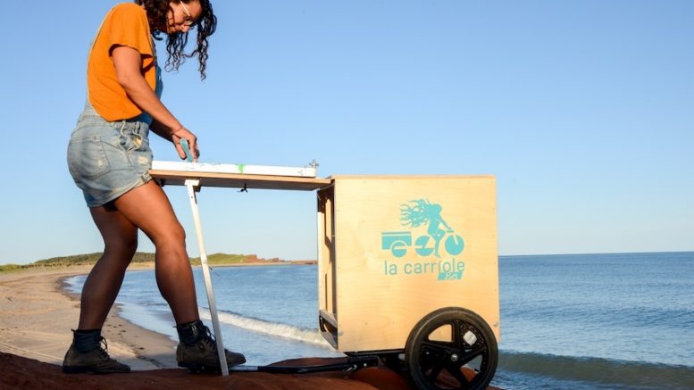 Gabrielle Bélanger avec La Carriole BIS, atelier de sérigraphie mobile