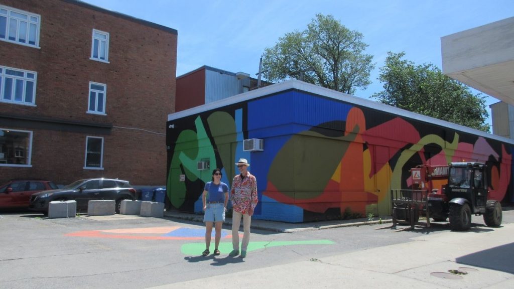 Maïté Torres, agente de promotion, et Jean-Pierre Bédard, directeur général de la SDC Montcalm-Quartier des Arts, à l'emplacement de la future place éphémère