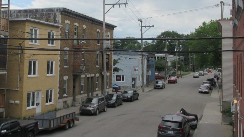 Résidences et commerces sur la rue Raoul-Jobin