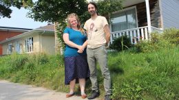 Audrey Simard et Emmanuel Rousseau devant leur résidence du quartier Lairet