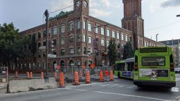 Autobus articulé qui tourne sur la rue Dorchester