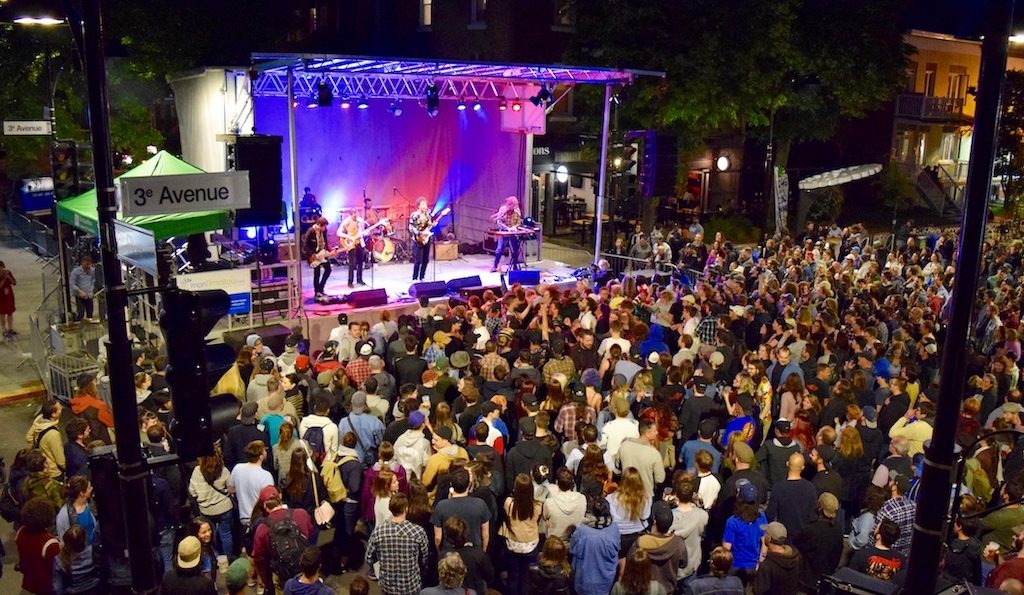 Spectacle de Orloge Simard, 2018, année où Limoilou en musique et le Bazar des ruelles se sont réunis.