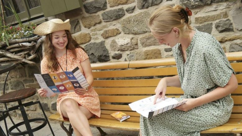 Deux femmes assises sur un banc qui participent à une chasse au trésor