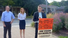 Bruno Marchand entouré de certains des candidats de Québec Forte et Fière