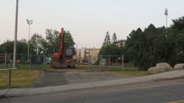 De la machinerie lourde aux abords du parc Lucien-Borne