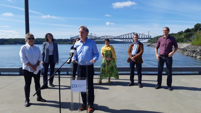 Jean Rousseau et des candidats de Démocratie Québec