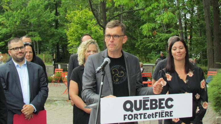 Bruno Marchand entouré par des candidats de Québec Forte et Fière