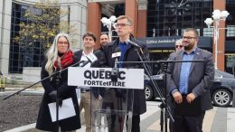 Bruno Marchand et des candidats devant l'hôtel de ville de Sainte-Foy