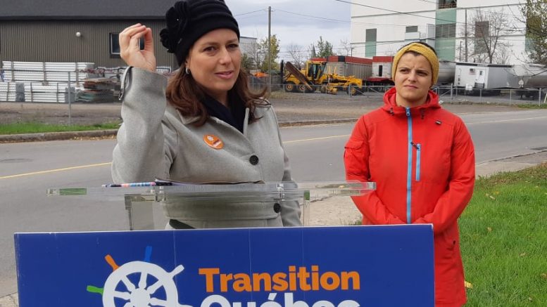 Devant l'incinérateur à Limoilou, Jackie Smith accompagnée de Madeleine Cloutier