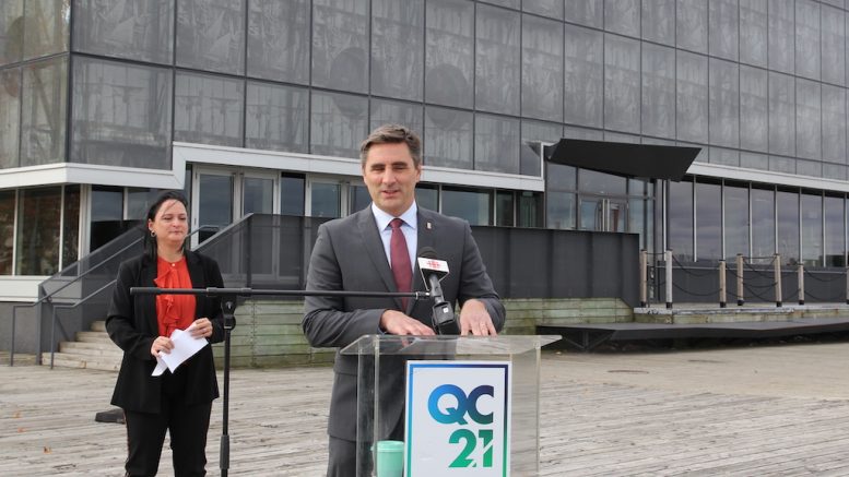 Le chef de Québec 21, Jean-François Gosselin, avec la candidate de son parti dans le district de Cap-aux-Diamants, Cynthia Laflamme.