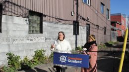 La cheffe de Transition Québec, Jackie Smith, et sa colistier, Madeleine Cloutier.