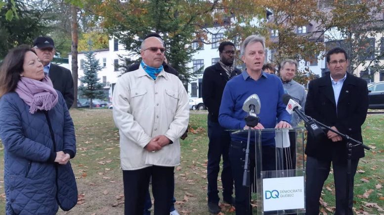 Jean Rousseau, chef de Démocratie Québec, accompagné de plusieurs candidats, au parc situé près de la maison Lauberivière