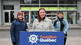La chefferie de Transition Québec, Jackie Smith, en compagnie d'Élisabeth Germain, candidate dans Saint-Roch - Saint-Sauveur, et d'Alexia Oman, candidate dans Cap-aux-Diamants