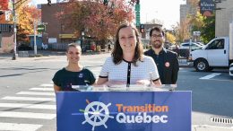 La cheffe de Transition Québec, Jackie Smith, entourée de deux de ses candidats.