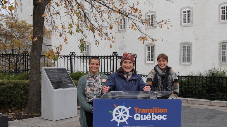 Madeleine Cloutier, Élisabeth Germain et Alexia Oman devant le monument en mémoire d'Olivier Lejeune.