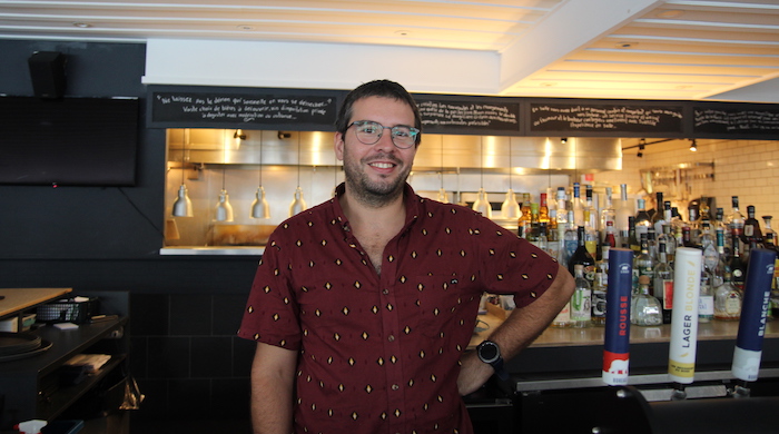 Julien Lamontagne, père, cycliste et employé du restaurant Chaz. Photo : Gabriel Côté