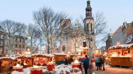 Une vue du Marché de Noël allemand, près de la Basilique Notre-Dame de Québec.