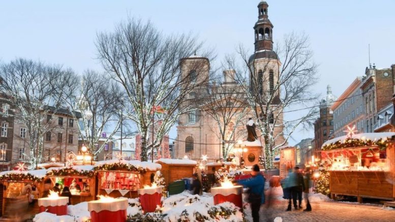 Une vue du Marché de Noël allemand, près de la Basilique Notre-Dame de Québec.