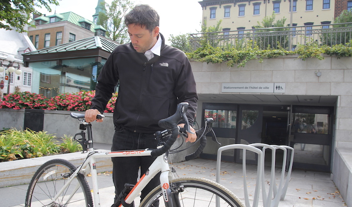 Pierre-Luc Lachance et son vélo, près de l'Hôtel de Ville.  Photo : Gabriel Côté