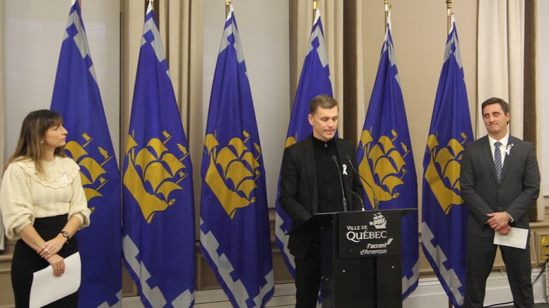 Le maire de Québec, Bruno Marchand, en compagnie de Véronique Dallaire et de Jean-François Gosselin.