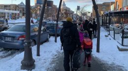 Des gens qui marchent sur le trottoir de l'avenue Cartier