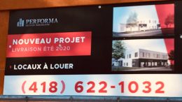 L'enseigne indiquant un projet immobilier sur un mur de l'ancien Metro Dorion.