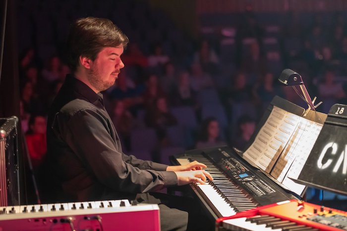 Le pianiste Philippe Grant, concepteur sonore chez Peak à Québec.