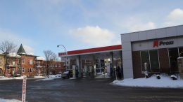 La station-service Esso, au coin de la 4e Rue et de la 3e Avenue