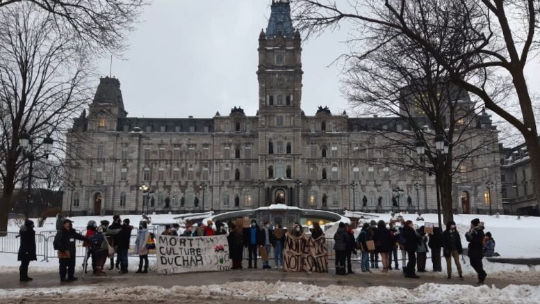 Des élèves de l'école secondaire Joseph-François-Perrault venus manifester devant le Parlement.