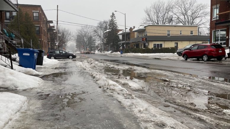 La 4e Avenue est enneigée et pleine de trous d'eau