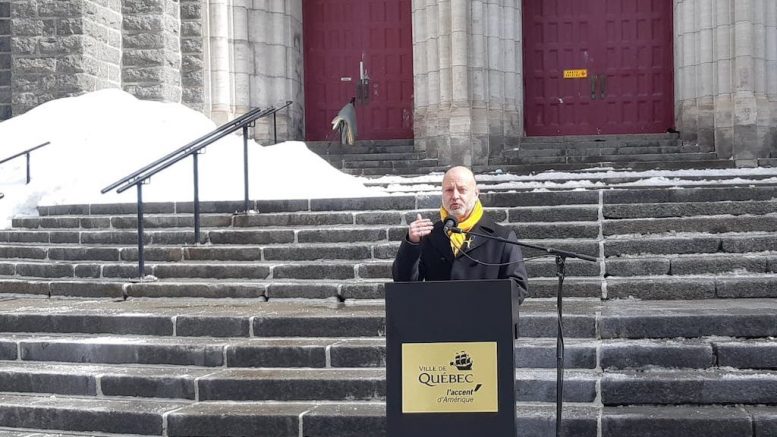 David Weiser au parvis de l'église Saint-Roch