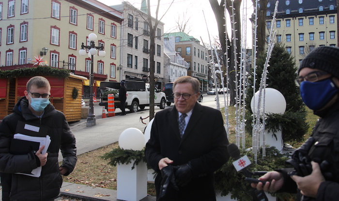 Le maire de Lévis et des journalistes devant l'hôtel de ville.