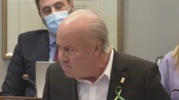 Le chef de Québec 21, Éric Ralph Mercier, au conseil de ville le 21 mars 2022