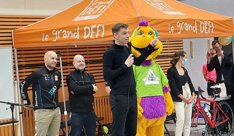 Bruno Marchand, maire de Québec, devant Steeve Verret (conseiller de Lac-Saint-Charles - Saint-Émile et capitaine de l'équipe de la Ville de Québec), David Weiser (conseiller du Plateau), la mascotte T-Rex et la députée Joëlle Boutin (Jean-Talon).