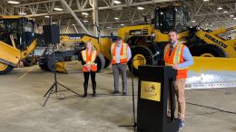 Le conseiller municipal Pierre-Luc Lachance lors du bilan à propos du déneigement, au garage municipal de Charlesbourg, le 13 avril 2022.