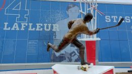 Des fleurs ont été déposées sur l'oeuvre "Trop fort pour la ligue", de Guillaume Tardif, réalisée en hommage à Guy Lafleur.