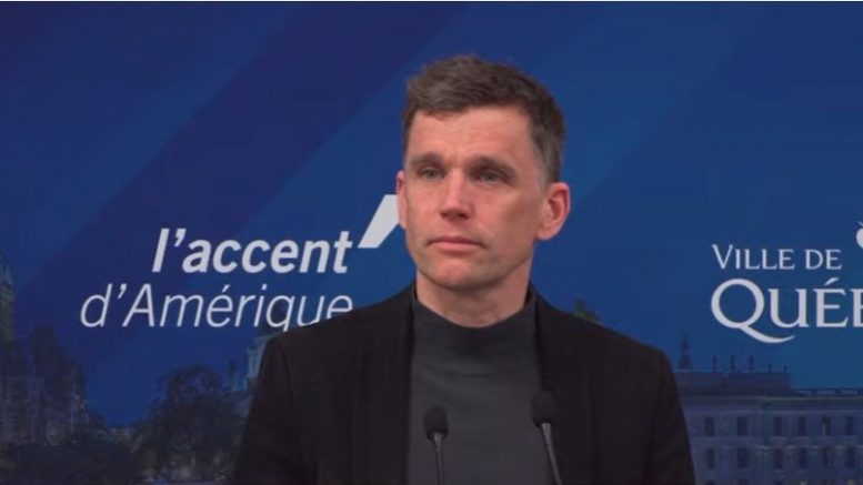 Le maire de Québec, Bruno Marchand, en point de presse le 19 avril 2022.