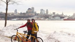 Rémi Proteau et Ella Sargent avec leur vélo tandem.