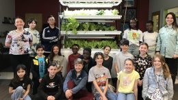 La classe de Mélanie Boulianne, devant le jardin hydroponique